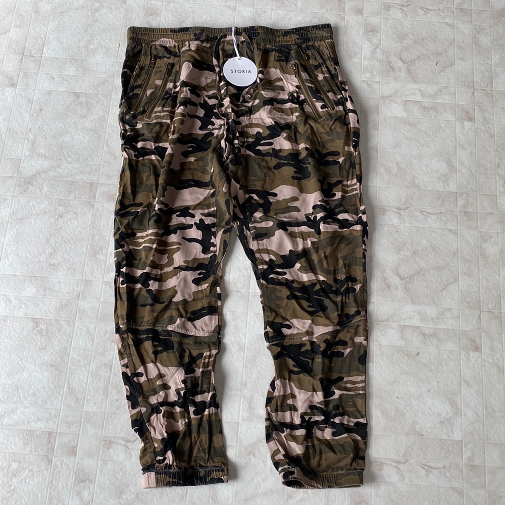 BRAND NEW Storia Camo Pants (Size L)